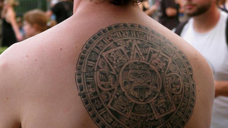Tatuajes con el calendario azteca